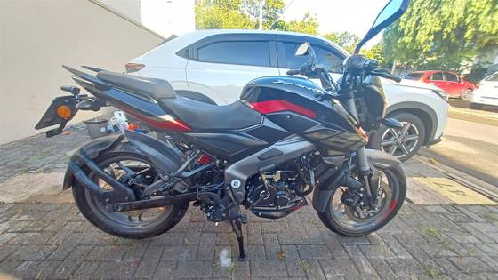 BAJAJ DOMINAR 160 